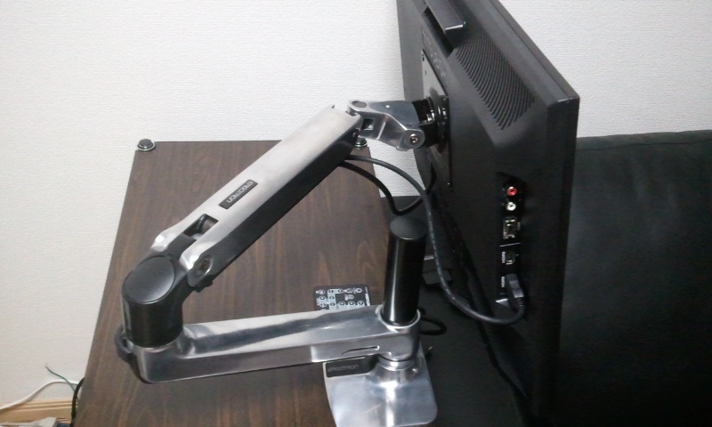 モニターアームを利用してデスク環境を ...