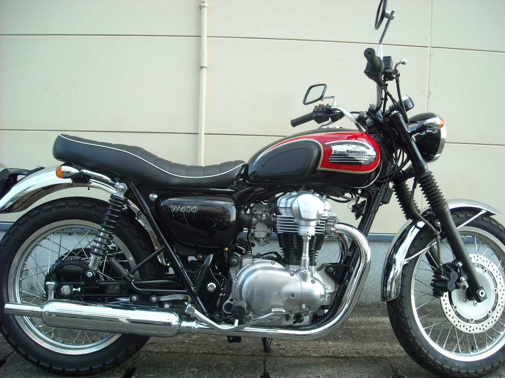 価格.com - 『W400黒赤新車』カワサキ W400 fujichan59さん のクチコミ