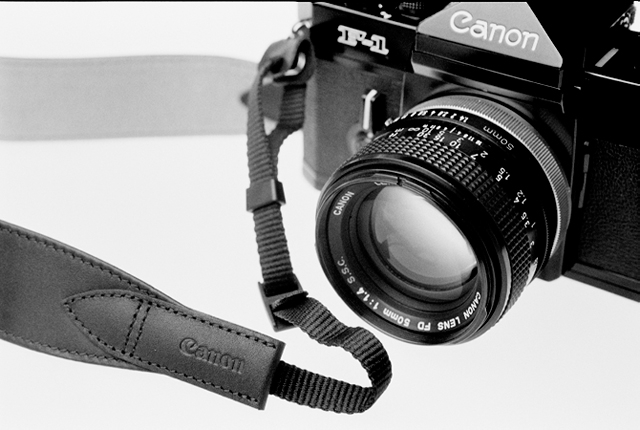 価格.com - 『CANON F-1（N）とFD50mm F1.4 SSC と CANON レザーストラップ』 カメラフィルム 季節は春が