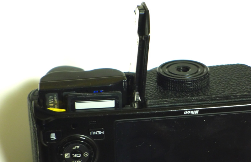 価格.com - 『バッテリー、メモリーは脱着自在』ニコン Nikon 1 V1 薄型レンズキット エクターさん のクチコミ掲示板投稿画像・写真「V1に純正グリップ GR-N1000をつけた