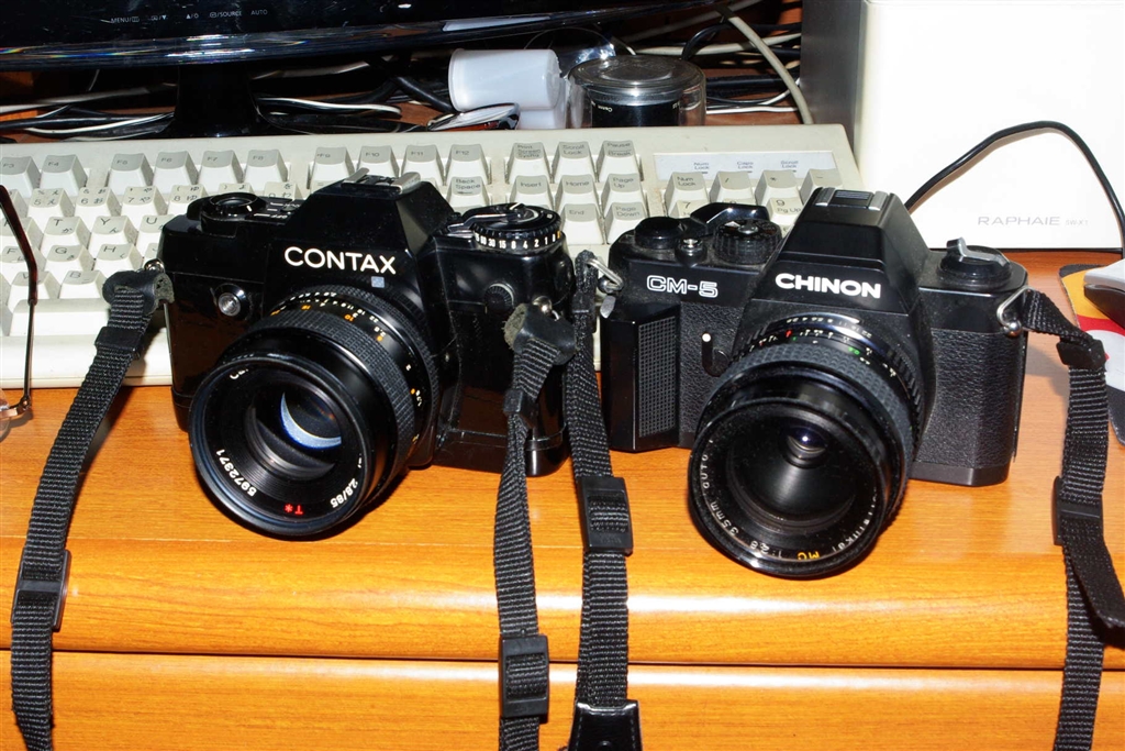 価格.com - 『チノンCM5と並べてみました』京セラ CONTAX Aria ボディ