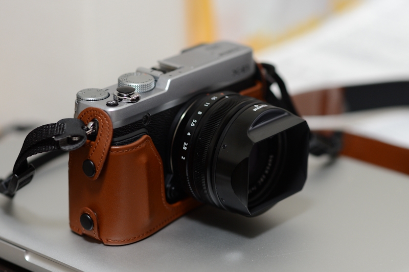 FUJIFILM X-E1 ボディ 革ケースつき - カメラ