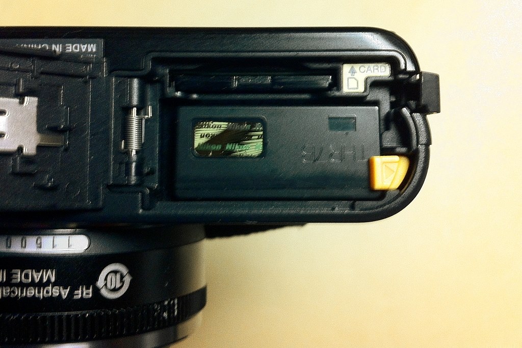 バッテリーカバー横のゴム状のものが外れる』 ニコン Nikon 1 J1 標準ズームレンズキット のクチコミ掲示板 - 価格.com
