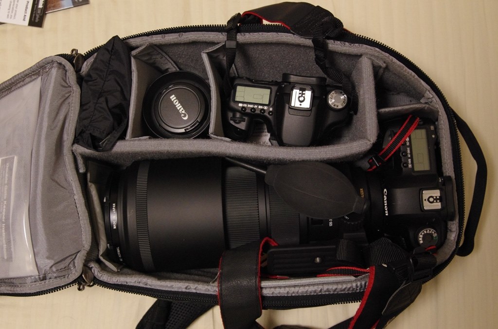 このレンズを装着状態と、さらにカメラが１セットが入るバッグ