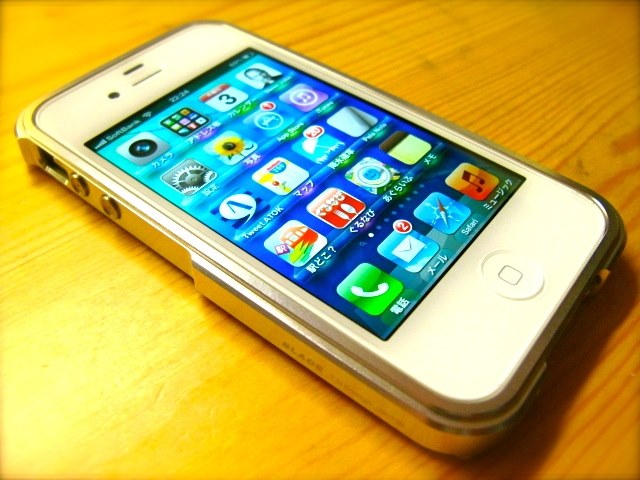 iPhone 4 ブラック 4s ホワイト 7 ゴールド 本体 まとめ売り いまさらホワイト？ んじゃゴールドのiPhone4で勝負っ！ - 週刊アスキー