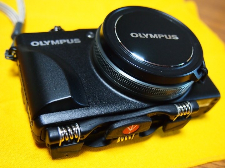 アスファルトに落として電池カバーの爪が折れました』 オリンパス