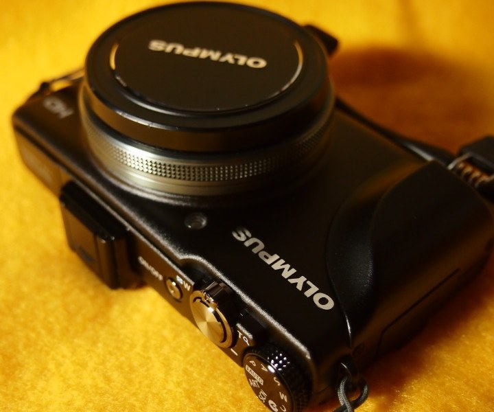 アスファルトに落として電池カバーの爪が折れました』 オリンパス