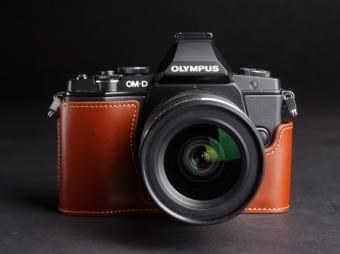 オリンパスOM-D E-M5 ボディ　　　※専用グリップ付き オリンパス オリンパス OLYMPUS OM-D E-M5 Mark III用金属製外