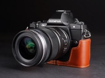 オリンパス　OM-D EM-5 ボディ＋付属品 OM-D EM-5 グリップ付き本革ケース』 オリンパス OLYMPUS OM-D E-M5