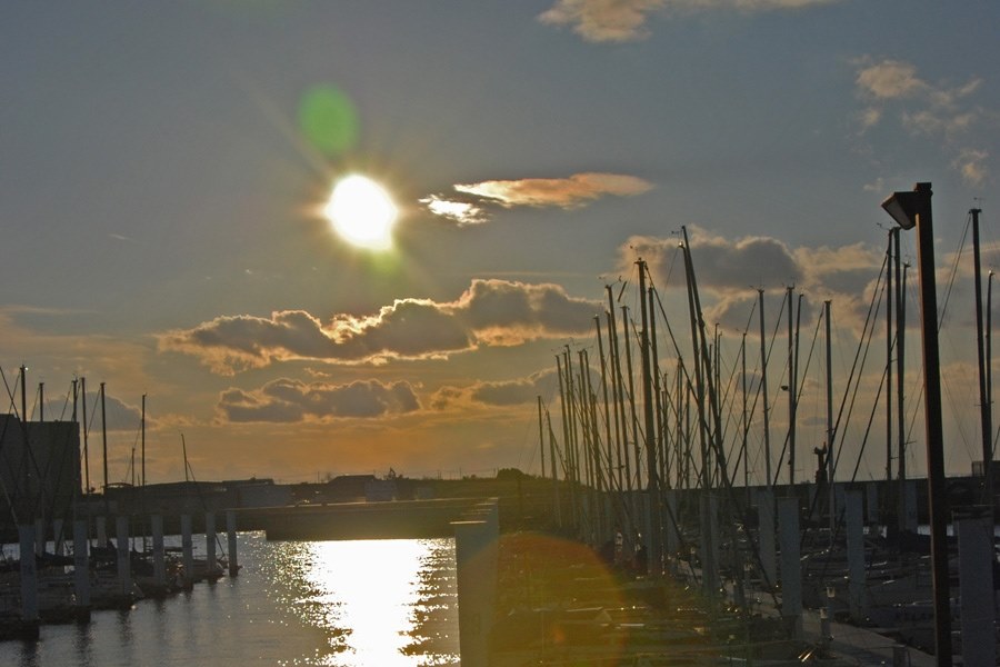 うっかりライブビューで夕日を撮ってしまった(ﾟдﾟ;≡;ﾟДﾟ)』 ニコン