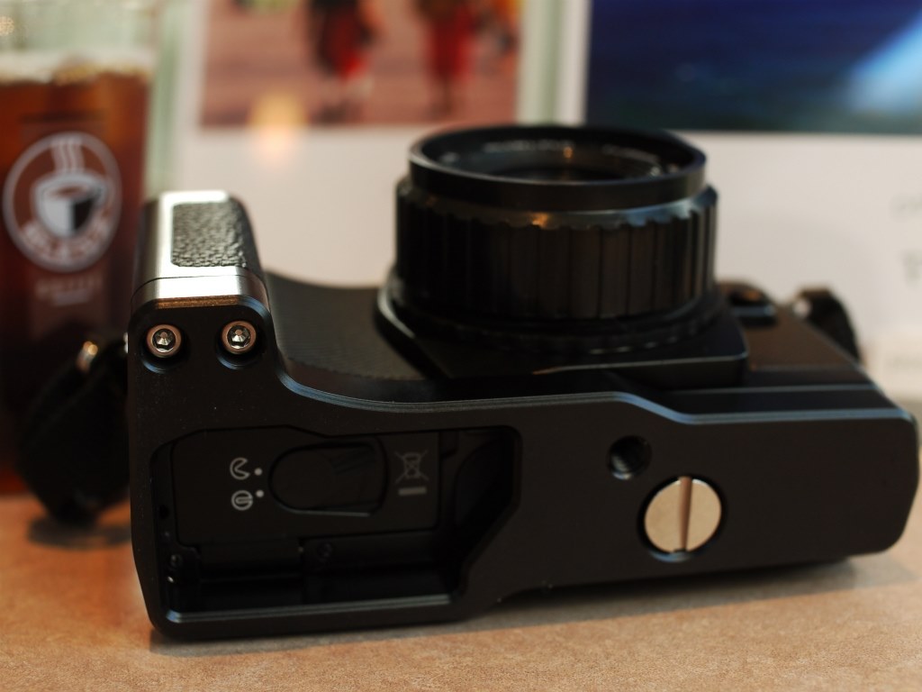 OM-D E-M5 用 バッテリー交換可能な 社外品 アルミ製 縦グリップ