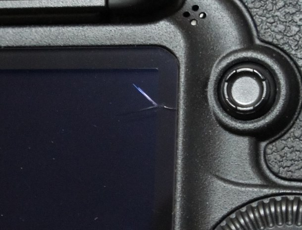 落下させて液晶部分が少しヒビが入りました』 CANON EOS 5D Mark