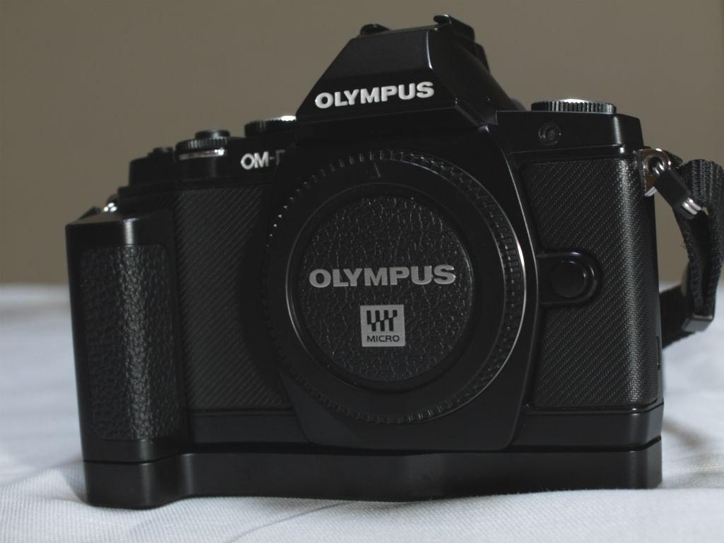 OM-D E-M5 用 バッテリー交換可能な 社外品 アルミ製 縦グリップ