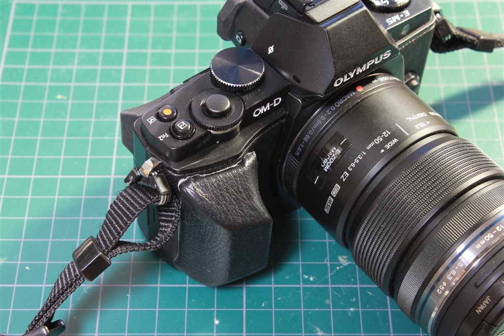 革貼りグリップ』 オリンパス OLYMPUS OM-D E-M5 レンズキット の