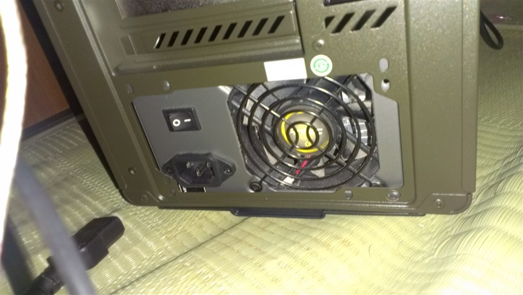 電源ユニットのプラグが干渉』 Corsair Vengeance C70 の