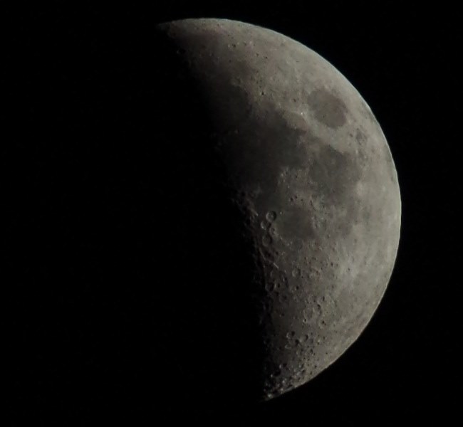 300mmでの月の写真について』 シグマ APO 70-300mm F4-5.6 DG 300mmでの月の写真について』 シグマ APO 70-300mm F4-5.6 DG