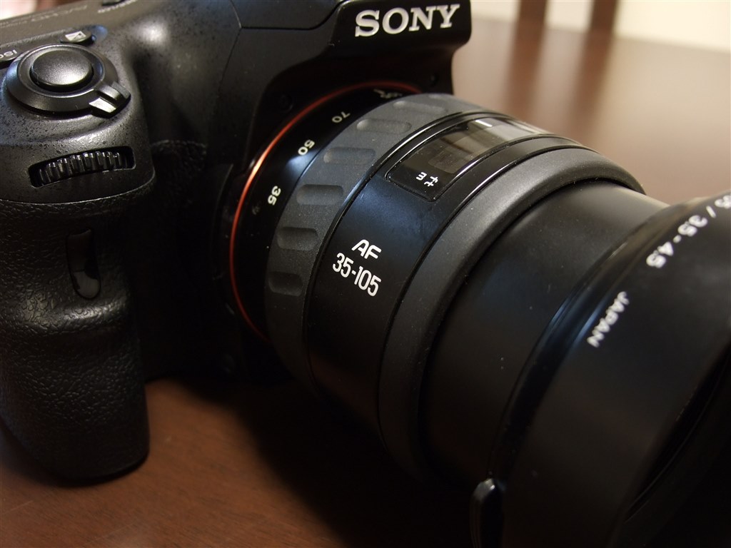 売上割引SONY α57 SLT-A57 ボディとシグマ30mm単焦点レンズセット デジタルカメラ
