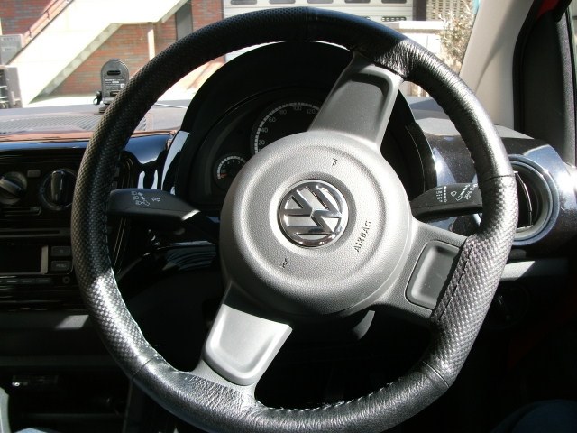 VW　up! アップ　 純正 革ステアリング　中古 ｖ746714 J フォルクスワーゲン UP moveUP highUP ステアリングホイール
