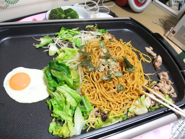 新品未開封TOSHIBA ホットプレート HGK-12WK 　シャンパンゴールド HGK-12WK-NE ホットプレート シャンパンゴールド [プレート3枚] 東芝