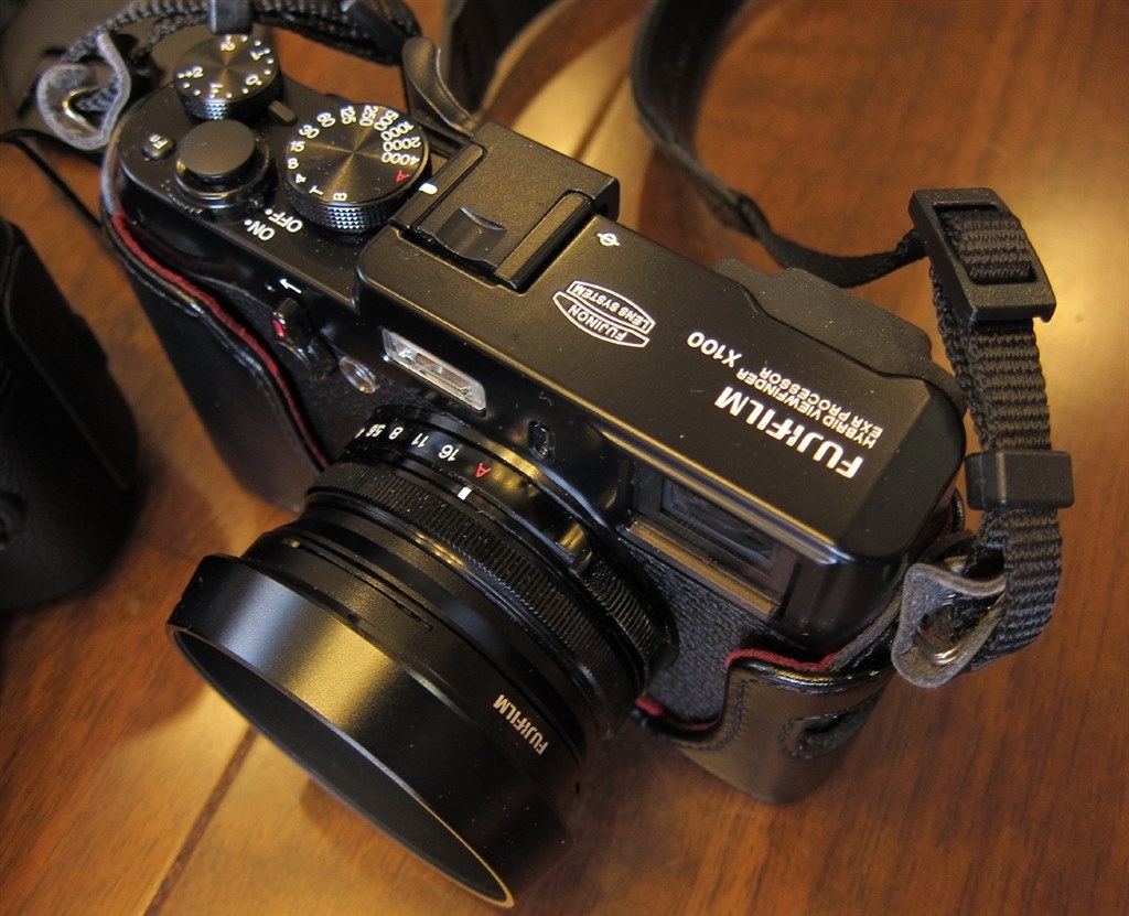 FUJIFILM X−E1 サムレスト、純正ボディケース、ストラップつき FUJIFILM X−E1 サムレスト、純正ボディケース、ストラップつき
