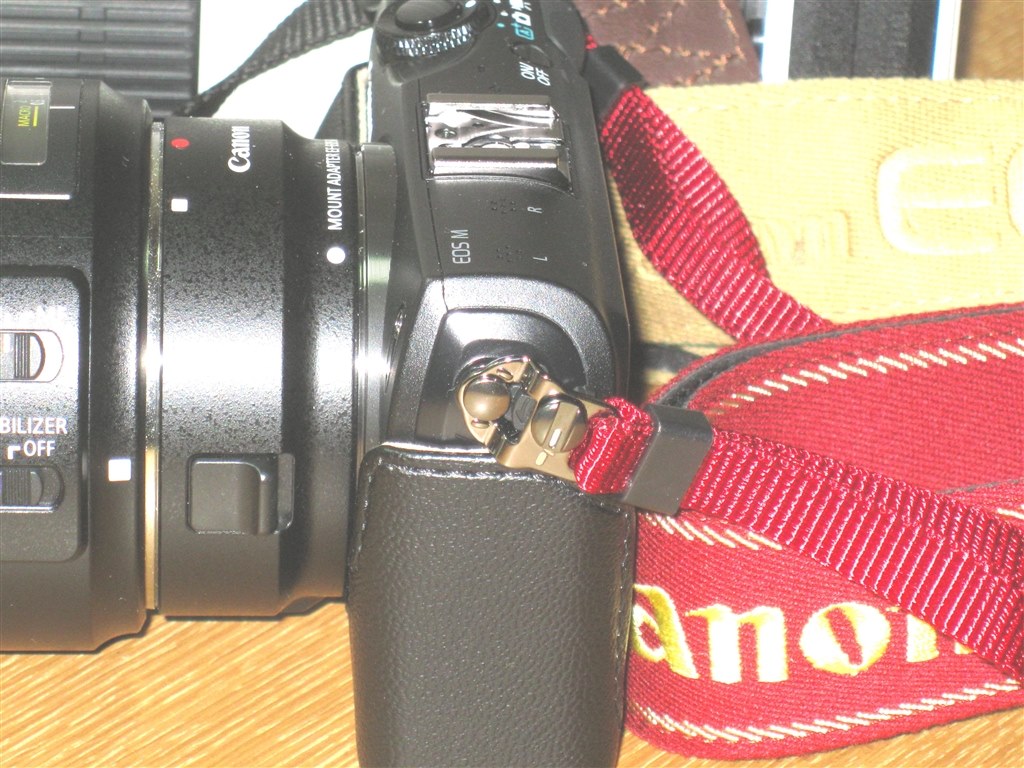 ☆Canon☆カメラ EOS Mストラップ付 ＊稼働未確認 三角環を噛ませれば、通常のストラップも…』 CANON EOS M ダブル