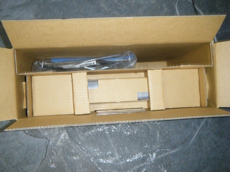 ほぼ新品で傷はない 購入した時の箱に入れて送ります。 ほぼ新品で傷はない 購入した時の箱に入れて送ります。