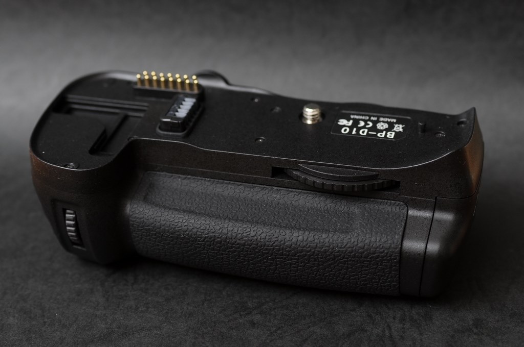 MB-D10代替え品＋単3で連写8枚？』 ニコン D700 ボディ の