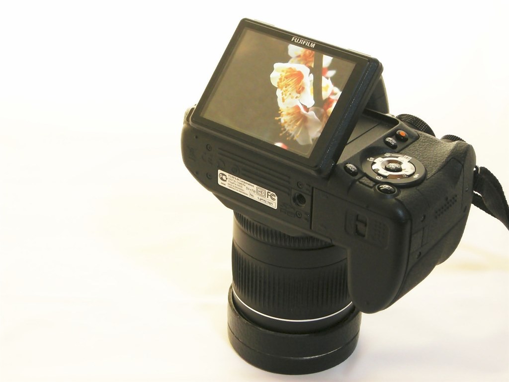 レンズキャップを付け替えてみました』 富士フイルム FinePix