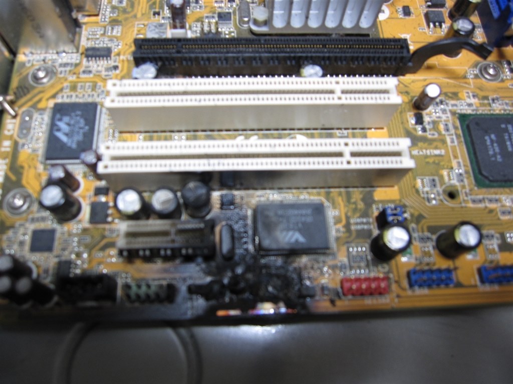 焦げた場合、どこかに連絡すべきなのか?』 ASUS A8N-VM CSM の 焦げた場合、どこかに連絡すべきなのか?』 ASUS A8N-VM CSM の