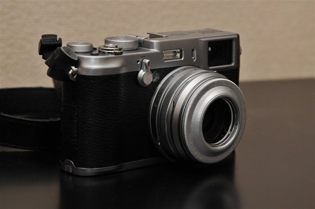X100にペンタックスのDA40mm Limitedのフード』 富士フイルム X100にペンタックスのDA40mm Limitedのフード』 富士フイルム